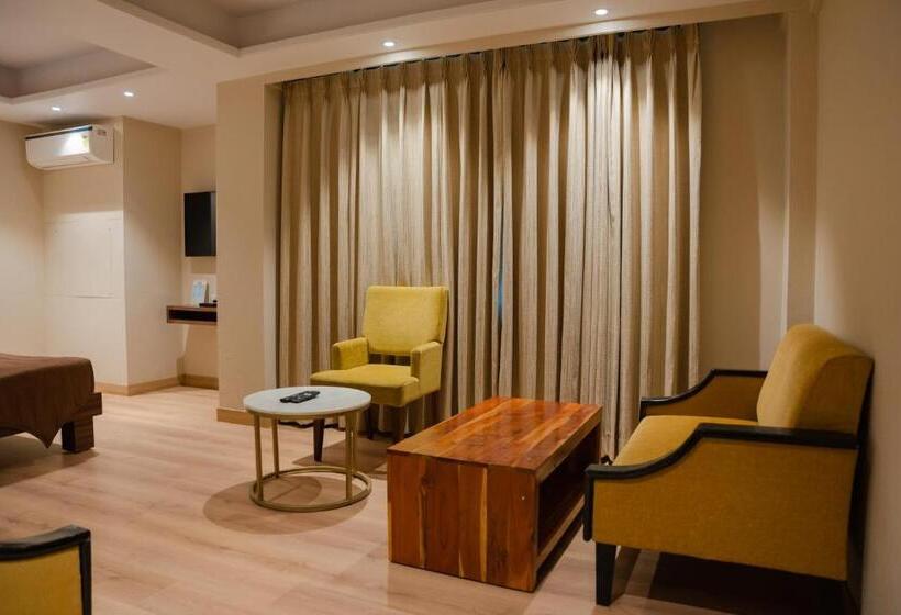 Отель The Shiv Regency