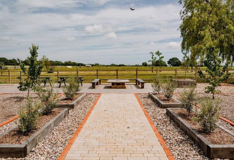 Отель Creeksea Place Barns