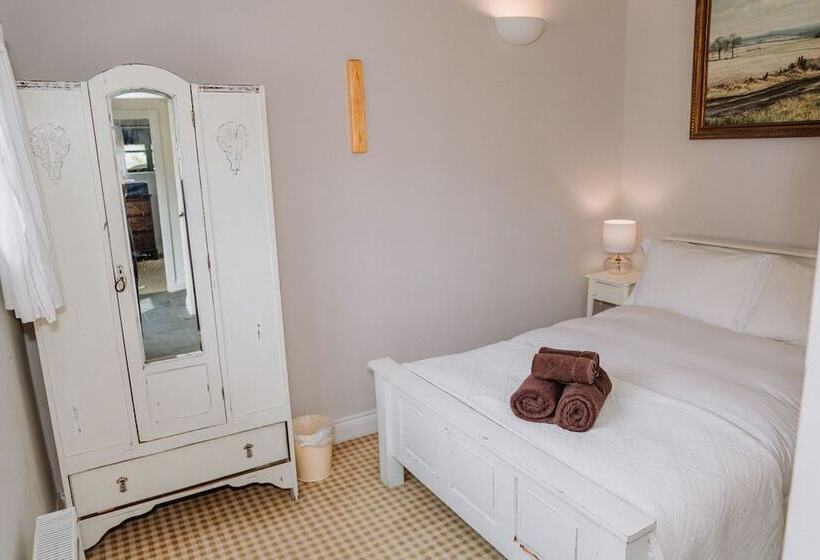 Отель Creeksea Place Barns