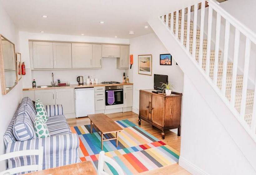 Отель Creeksea Place Barns