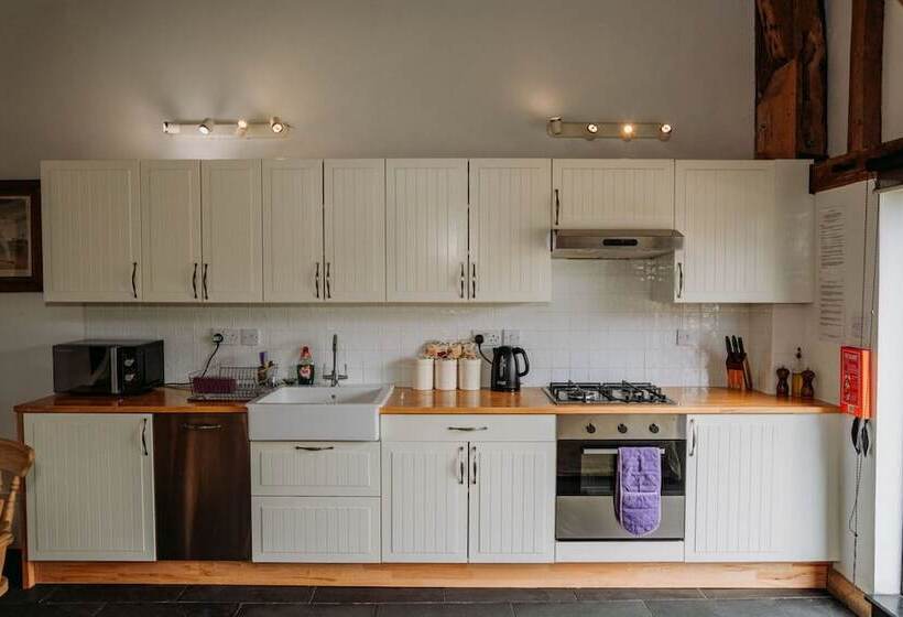 Отель Creeksea Place Barns