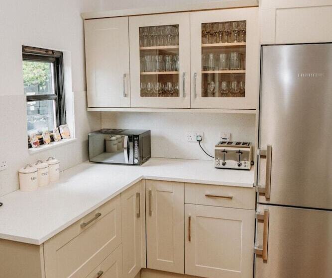 Отель Creeksea Place Barns