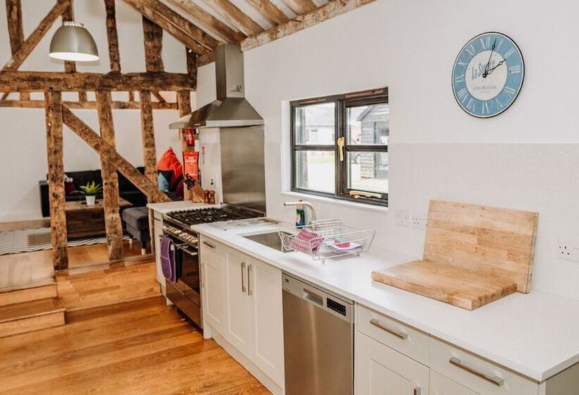 Отель Creeksea Place Barns