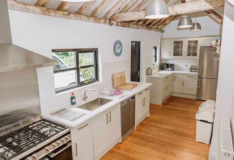 Отель Creeksea Place Barns