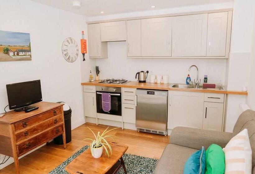 Отель Creeksea Place Barns