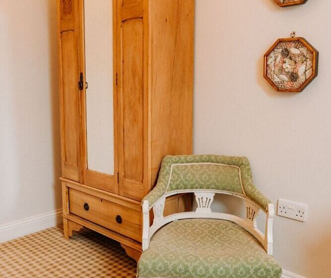 Отель Creeksea Place Barns