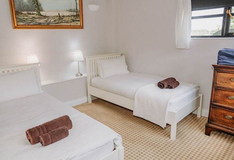 Отель Creeksea Place Barns