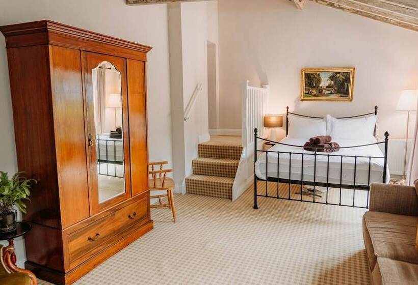 Отель Creeksea Place Barns