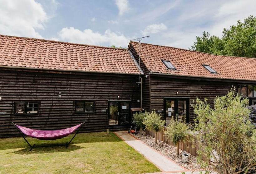 Отель Creeksea Place Barns