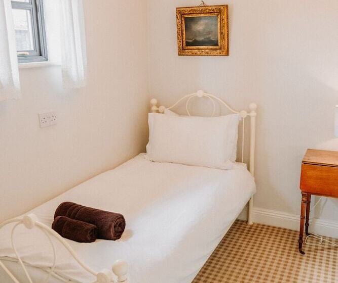 Отель Creeksea Place Barns