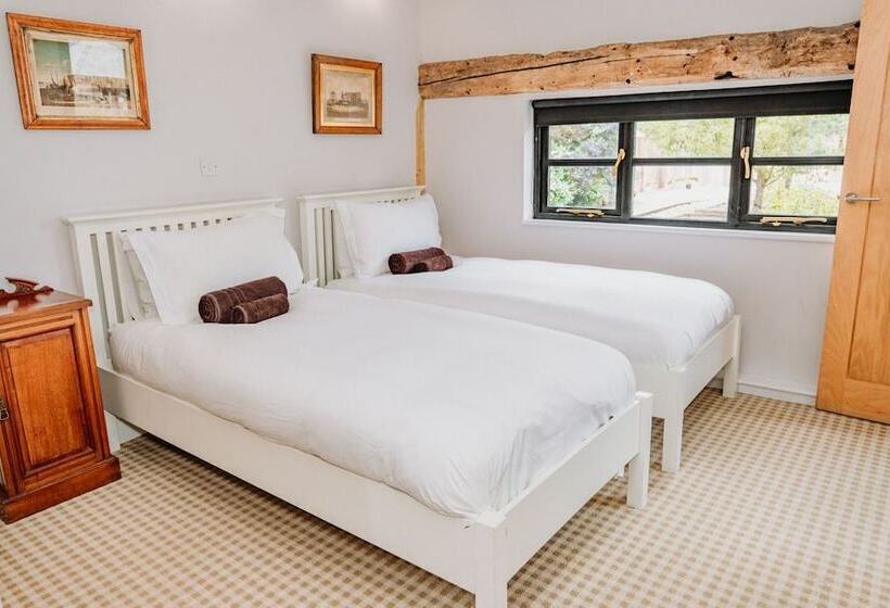 Отель Creeksea Place Barns