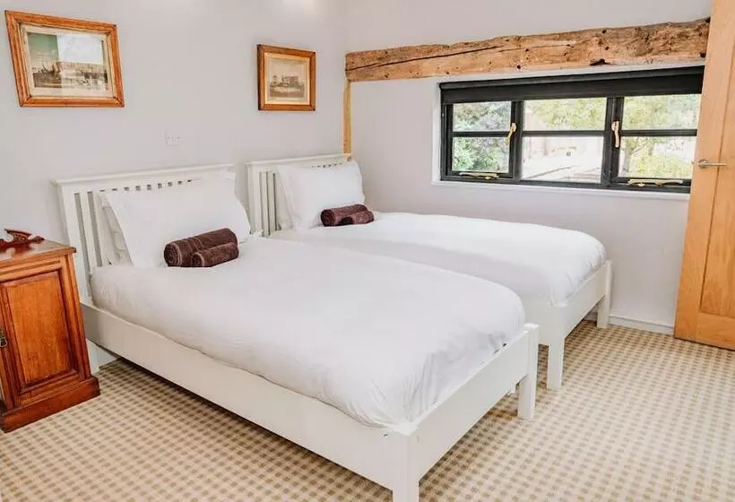 Hotelli Creeksea Place Barns