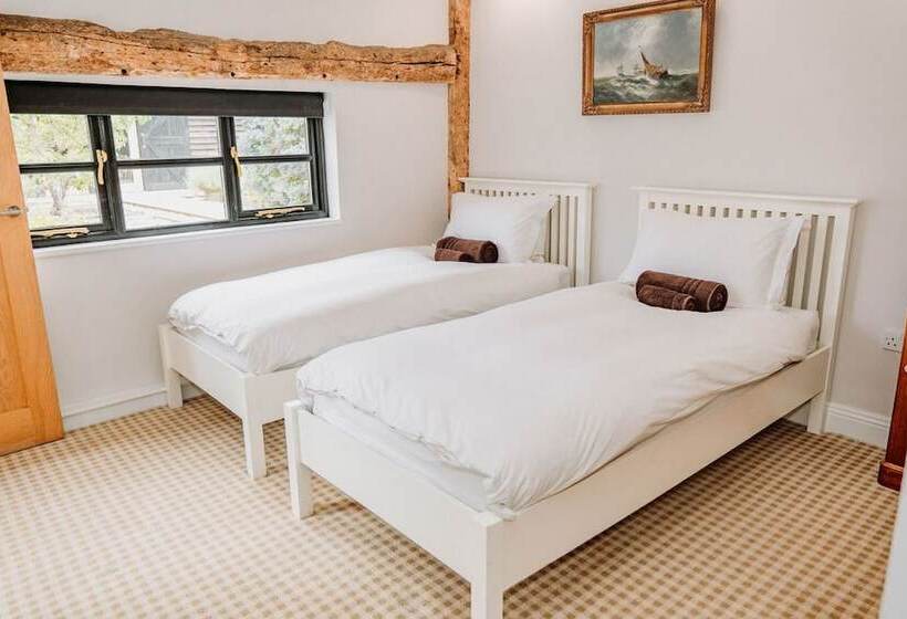 Отель Creeksea Place Barns