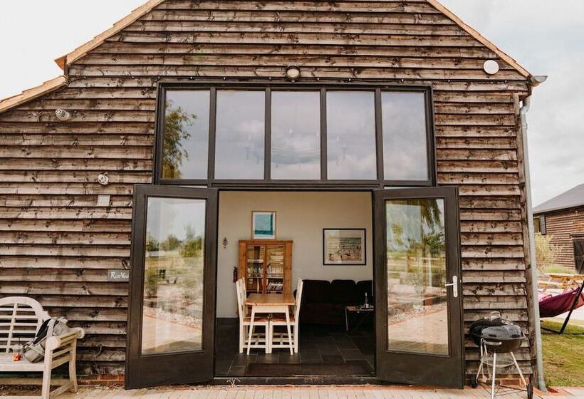 Отель Creeksea Place Barns