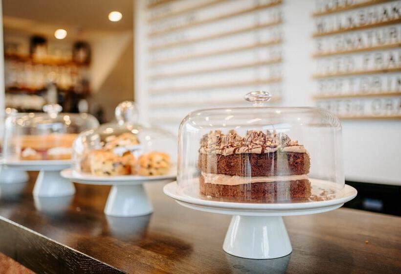 Отель Creeksea Place Barns