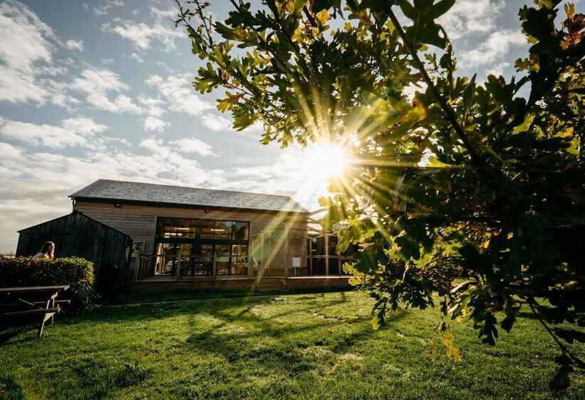 Отель Creeksea Place Barns