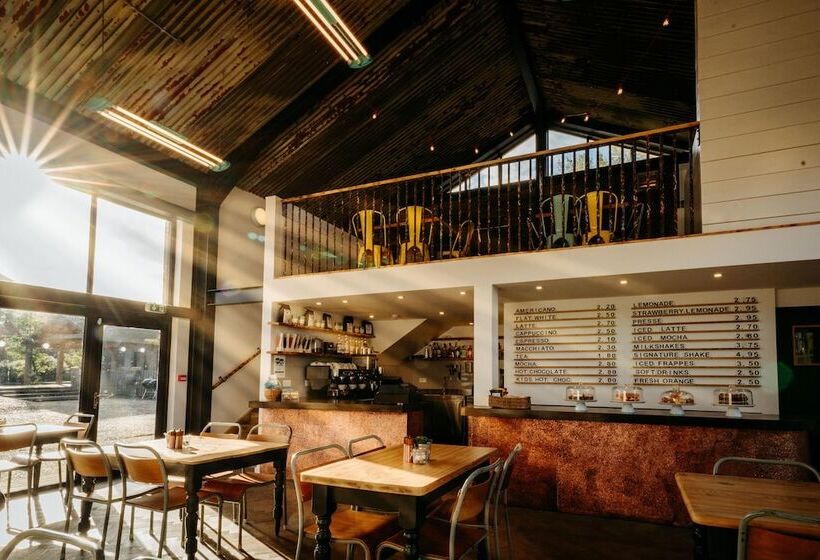 Отель Creeksea Place Barns