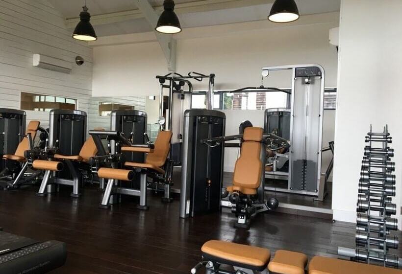 Отель Creeksea Place Barns