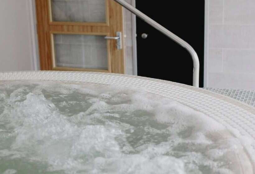 Отель Creeksea Place Barns