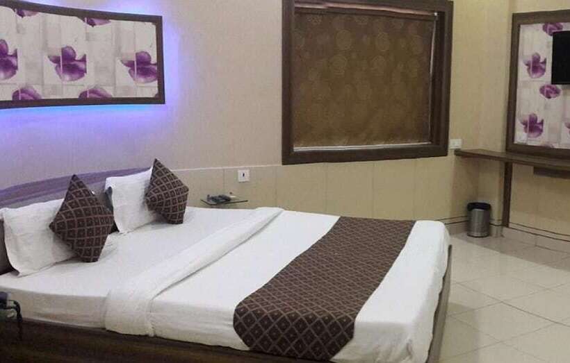 בית מלון כפרי Empire Gandhidham