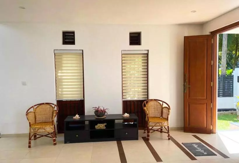 Aamiaismajoitus (B&B) Cenreeza Airport Villa