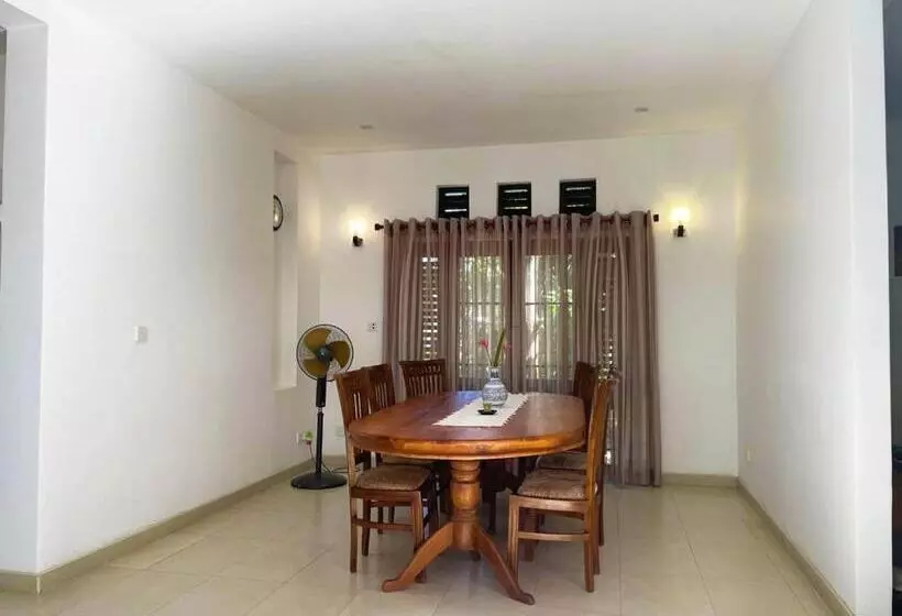 Aamiaismajoitus (B&B) Cenreeza Airport Villa