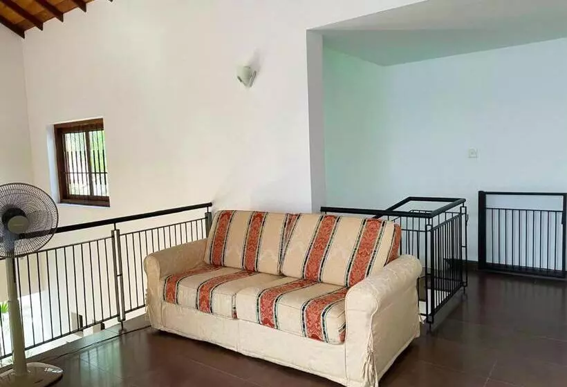 Aamiaismajoitus (B&B) Cenreeza Airport Villa