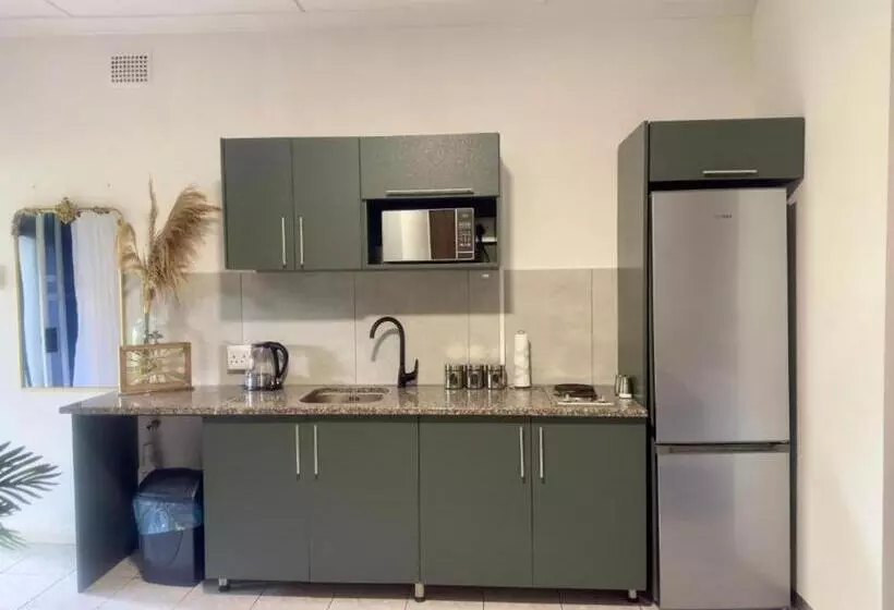 ペンション Room In Guest Room   Busa House Self Catering Guest House Caravan Park