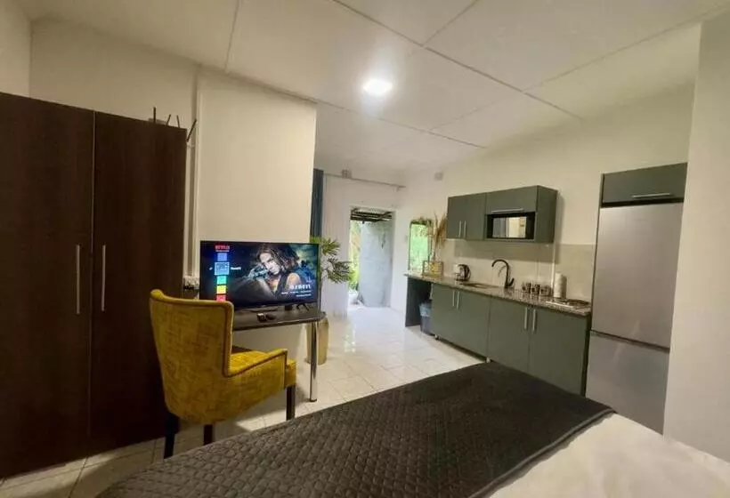 ペンション Room In Guest Room   Busa House Self Catering Guest House Caravan Park