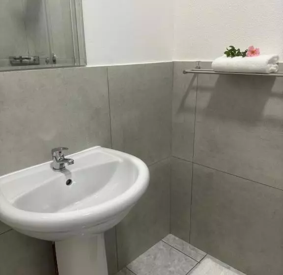 ペンション Room In Guest Room   Busa House Self Catering Guest House Caravan Park
