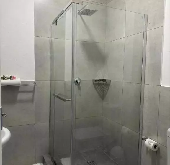 ペンション Room In Guest Room   Busa House Self Catering Guest House Caravan Park