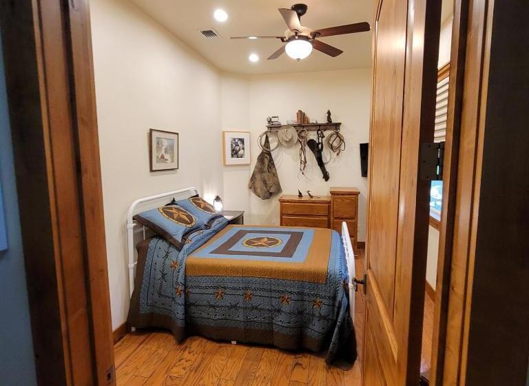 膳宿费 Trout Reflections