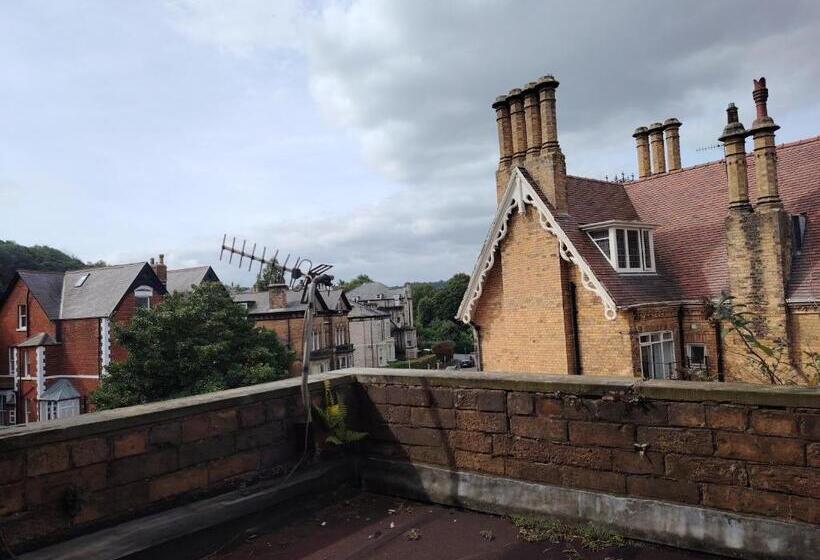 ユースホステル Terror Towers