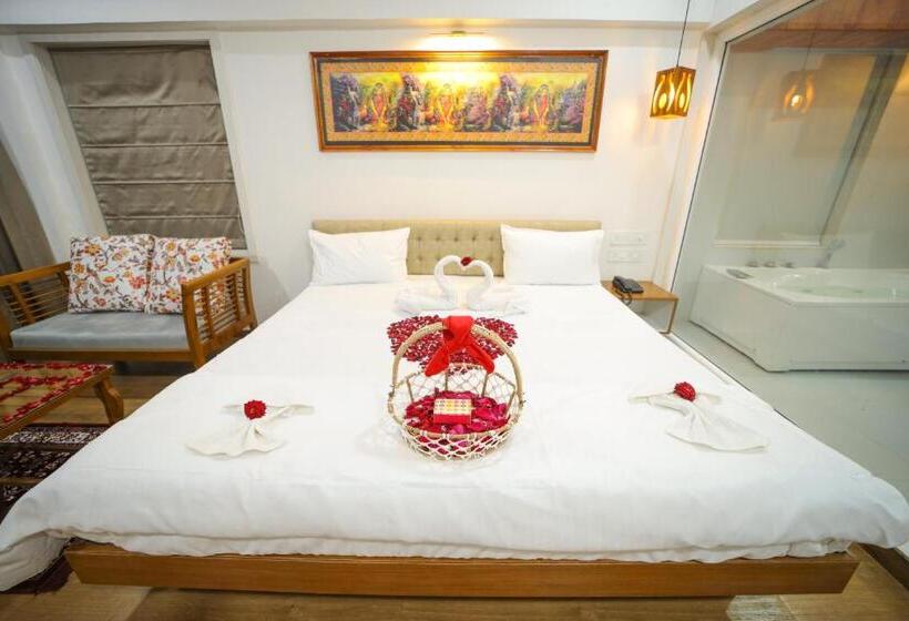 Otel Eshi Resorts And Restaurant   Bhimashankars Jungle Luxury Resort