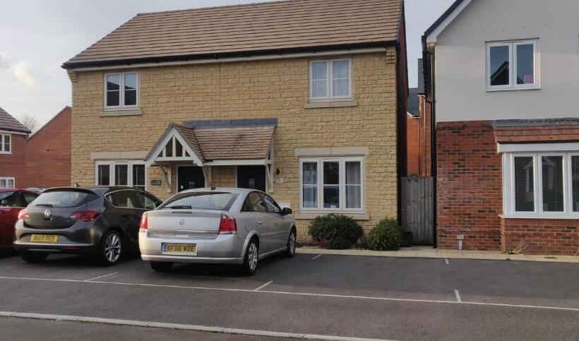 بنسيون 30 Aldiss Drive