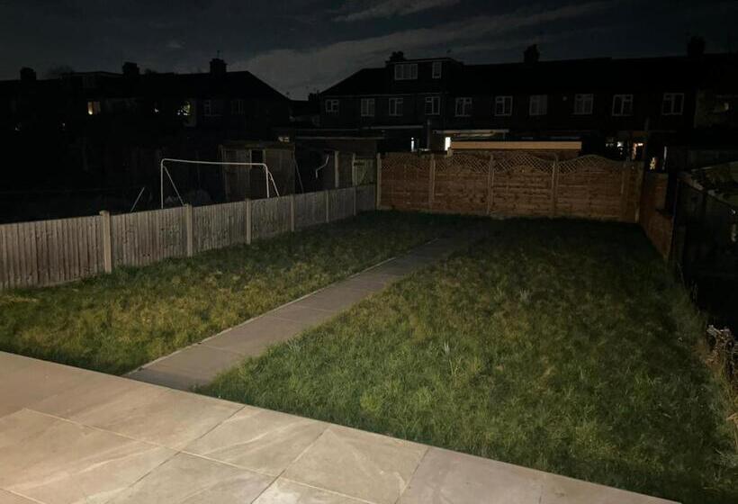 פנסיון Ruislip Guest House