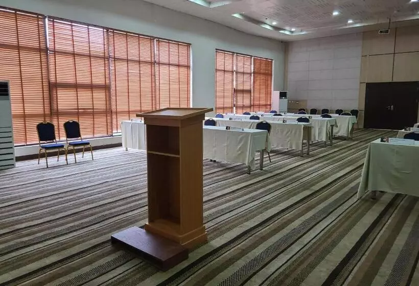 هتل Agulu Lake Resort And Conference Centre