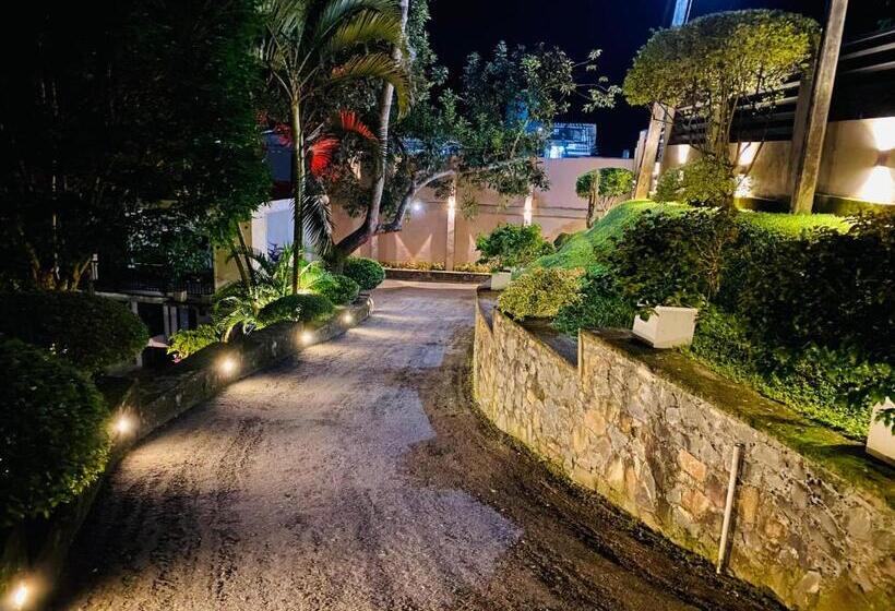 مبيت وإفطار Green Country Lodge