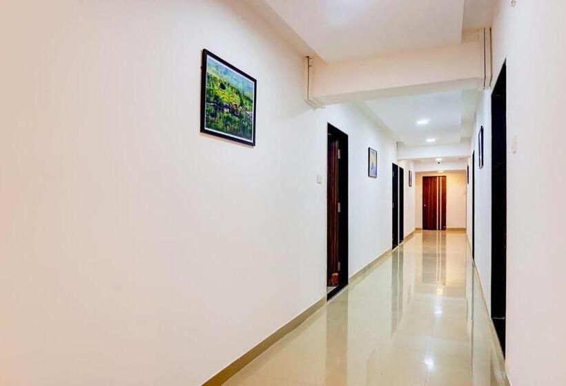 Hotel Super Collection O Vardhan Plaza
