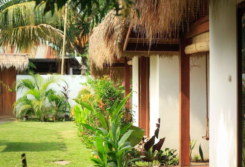 هتل Nanas Homestay Bungalow