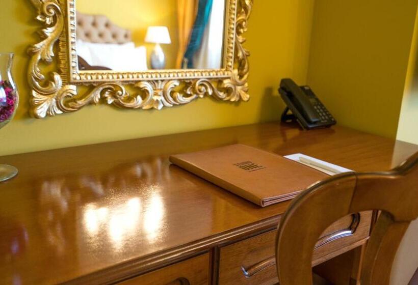 هتل Studio One Accommodation Suites