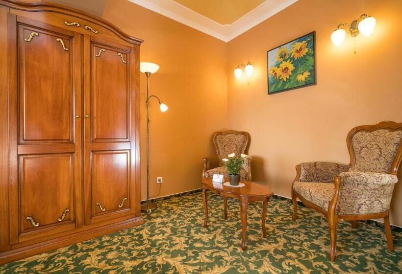 هتل Studio One Accommodation Suites