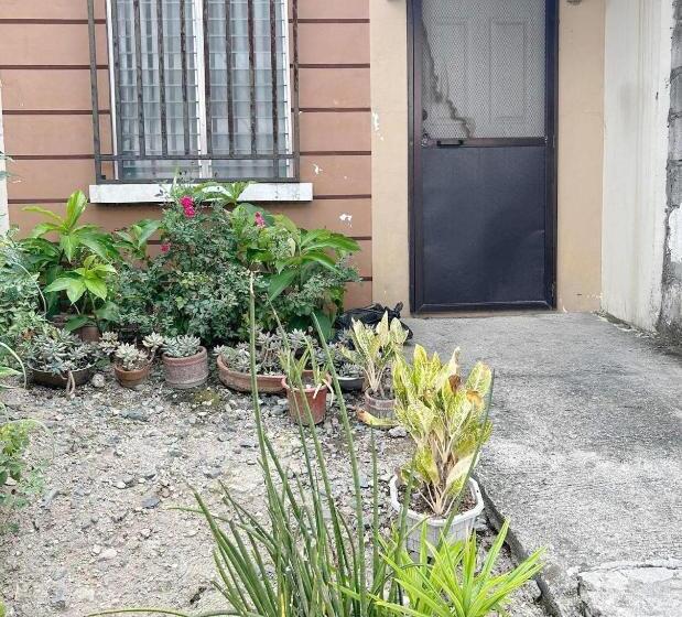 Общежитие Cozy 2 Bedroom Family House Near Clark & Angeles City