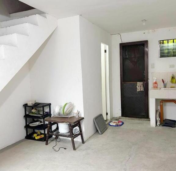 Общежитие Cozy 2 Bedroom Family House Near Clark & Angeles City