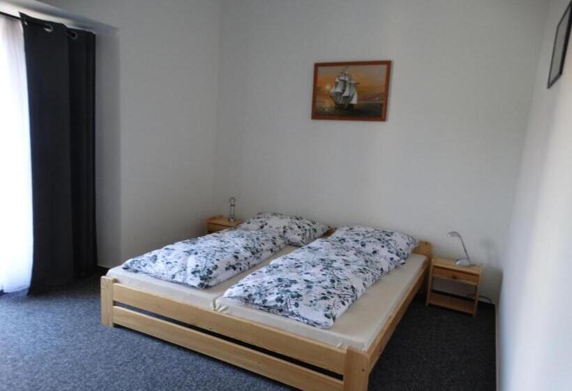 Szálloda Ubytování Na Tvrzi