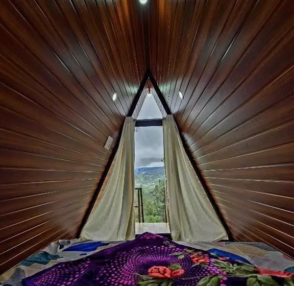 Kapselihotelli Wrongturnclub Hilltop Adventure Stay