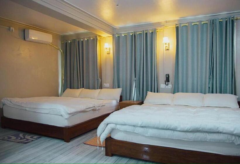 هتل Deurali Guest House