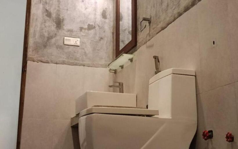 Funky Monkey Hostel & Yoga Rooftop Lounge , Arugambay