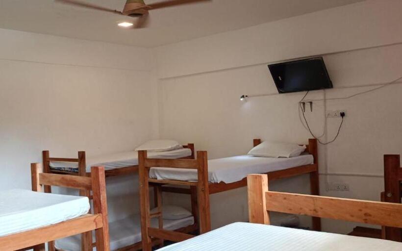 Funky Monkey Hostel & Yoga Rooftop Lounge , Arugambay