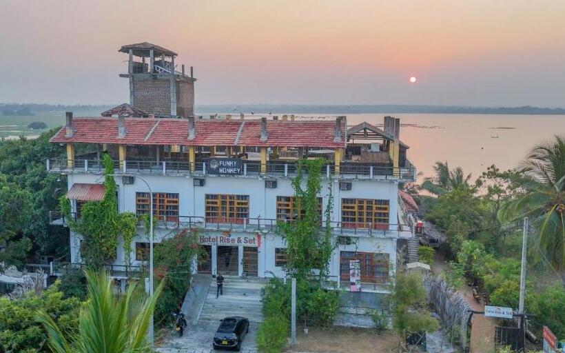 Funky Monkey Hostel & Yoga Rooftop Lounge , Arugambay